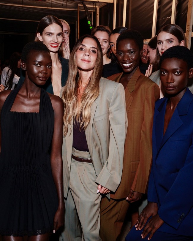 Desainer asal Inggris ini masih setia dengan DNA rancangannya, menampilkan busana berkonsep sleek, clean, dengan siluet longgar. Foto: Instagram/@victoriabeckham