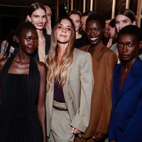Desainer asal Inggris ini masih setia dengan DNA rancangannya, menampilkan busana berkonsep sleek, clean, dengan siluet longgar. Foto: Instagram/@victoriabeckham