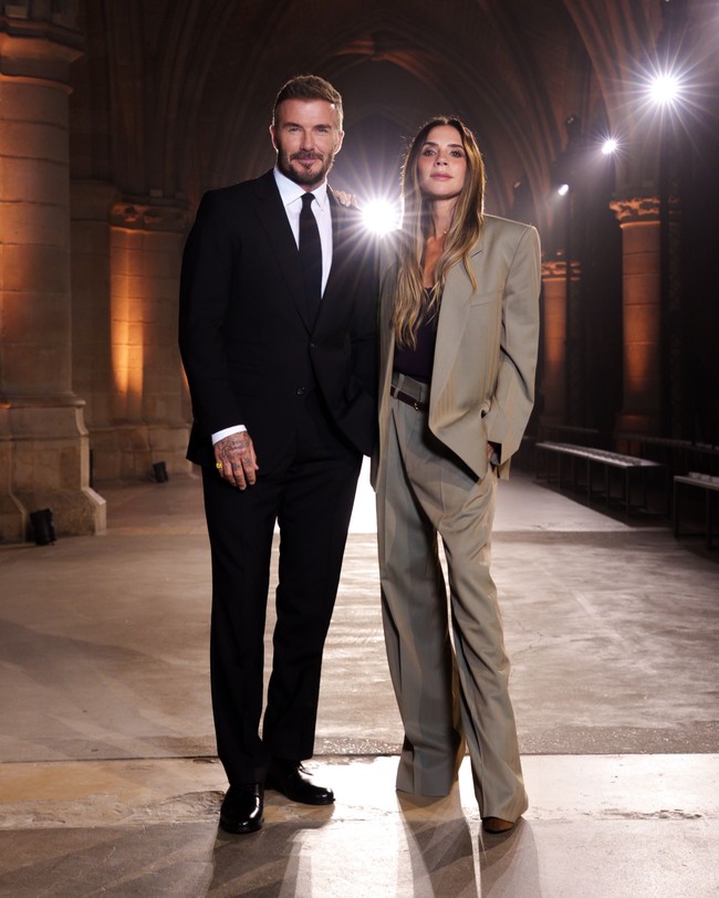 Victoria memilih gaya smart chic dalam setelan blazer dan celana abu-abu. Rambutnya ditata simple, hanya digerai dengan sedikit gelombang. Foto: Instagram/@victoriabeckham