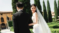Gege Elisa mengejutkan netizen dengan memperlihatkan foto-foto prewedding. Bintang film Ada Cinta di SMA itu tampak cantik memakai gaun putih. (Foto: dok Instagram gegeelisa94)