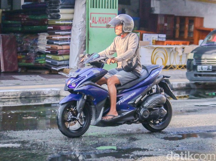 Genangan air selokan dan jalan berlubang bikin kemacetan di Jalan Gajah Mada Tarakan.