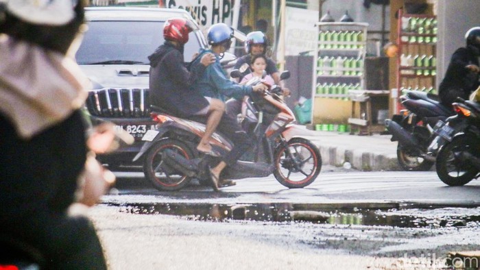 Genangan air selokan dan jalan berlubang bikin kemacetan di Jalan Gajah Mada Tarakan.