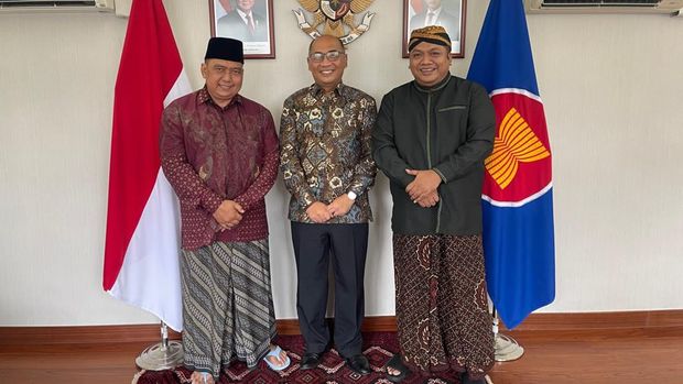 Gus Nabil saat bertemu Konsul Jenderal RI di Hong Kong Andi Ardiansyah di Kantor KJRI Hong Kong, Jumat (2/10/2026).