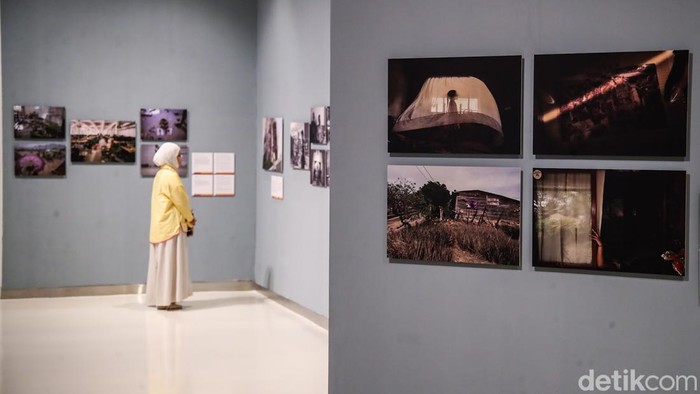 Pengunjung mengamati karya foto yang dipamerkan dalam World Press Photo 2026 di Pusat Kebudayaan Belanda Erasmus Huis, Jakarta, Sabtu (3/10/2026).