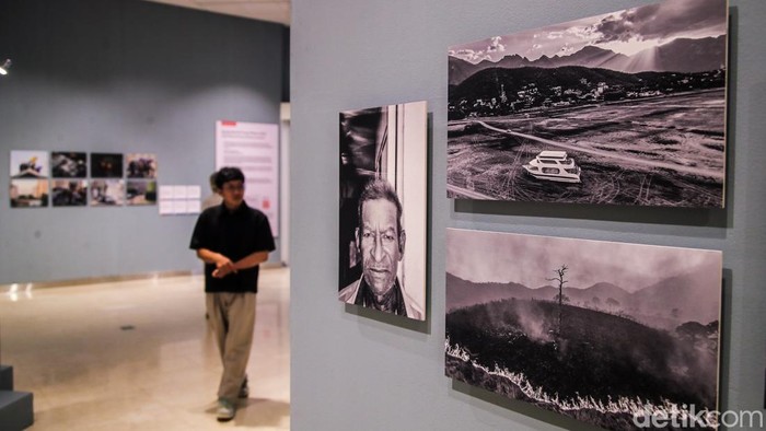 Pengunjung mengamati karya foto yang dipamerkan dalam World Press Photo 2026 di Pusat Kebudayaan Belanda Erasmus Huis, Jakarta, Sabtu (3/10/2026).