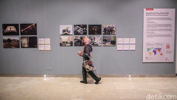 Pengunjung mengamati karya foto yang dipamerkan dalam World Press Photo 2026 di Pusat Kebudayaan Belanda Erasmus Huis, Jakarta, Sabtu (3/10/2026).