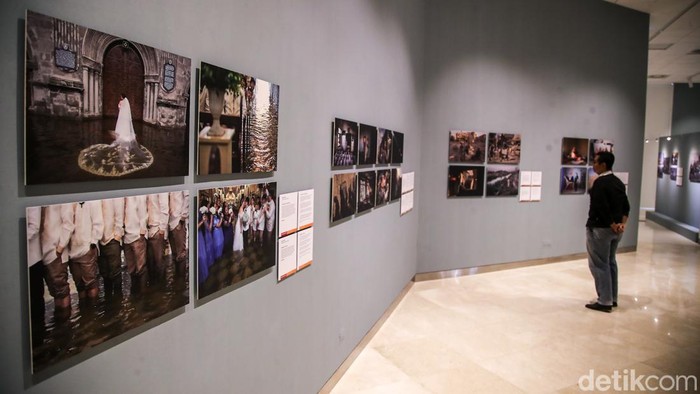 Pengunjung mengamati karya foto yang dipamerkan dalam World Press Photo 2026 di Pusat Kebudayaan Belanda Erasmus Huis, Jakarta, Sabtu (3/10/2026).