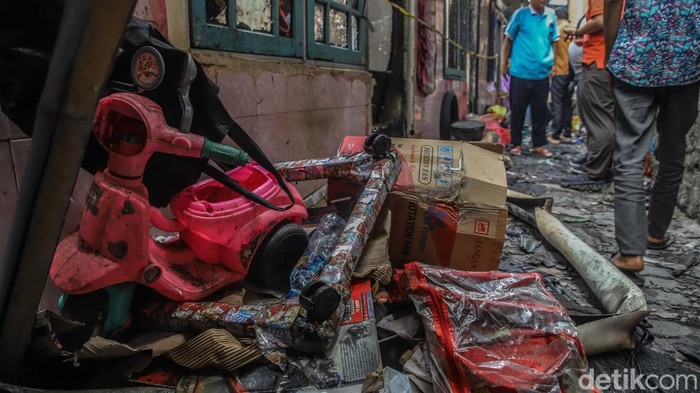 Suasana haru menyelimuti pemakaman Angga Saputra (4), korban meninggal dunia dalam kebakaran rumah di Jalan Tipar Cakung, Gang Pelajar, RT 009/RW 009, Cakung Barat, Jakarta Timur, Sabtu (3/10/2026).