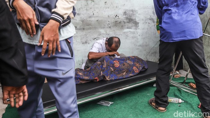 Suasana haru menyelimuti pemakaman Angga Saputra (4), korban meninggal dunia dalam kebakaran rumah di Jalan Tipar Cakung, Gang Pelajar, RT 009/RW 009, Cakung Barat, Jakarta Timur, Sabtu (3/10/2026).