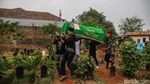 Isak Tangis Warnai Pemakaman Balita Korban Kebakaran di Cakung