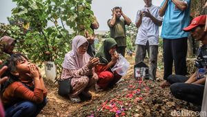 Isak Tangis Warnai Pemakaman Balita Korban Kebakaran di Cakung