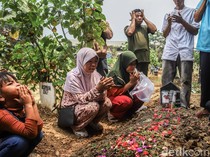 Isak Tangis Warnai Pemakaman Balita Korban Kebakaran di Cakung