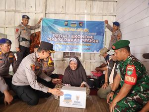 Kapolres Pelalawan Pimpin Jalur Susur Sungai Bagikan Sembako ke Warga