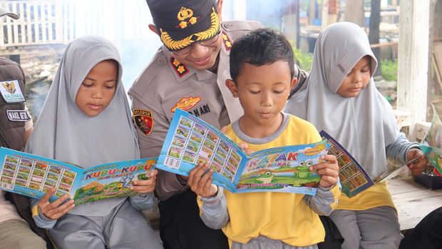 Kapolres Pelalawan AKBP Ahmad Nur Ari memimpin 'Jalur' sususr sungai memberikan bansos kepada warga pesisir, Sabtu (3/10/2026).