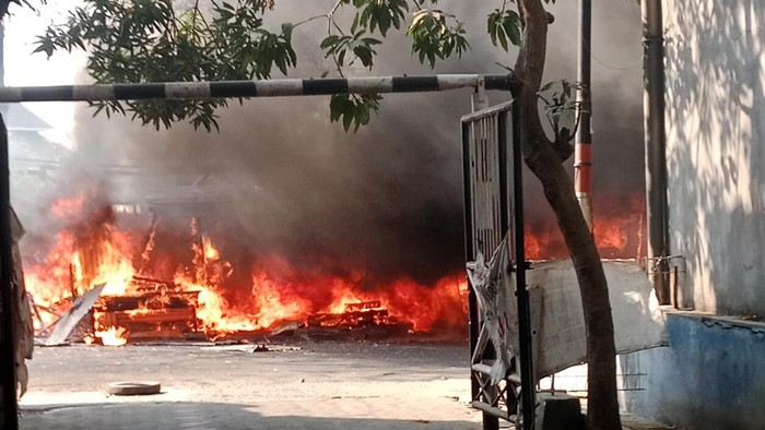 Penampakan lapak PKL yang terbakar di area Lapangan Kampus Terpadu Pucangasri RT 7 RW 12 Pucanggading, Batursari, Mranggen, Demak, Sabtu (3/10/2026).