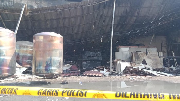 Penampakan Trans Home di Jalan Jogja-Solo, Sleman, yang terbakar hebat pada Jumat (2/10/2026).