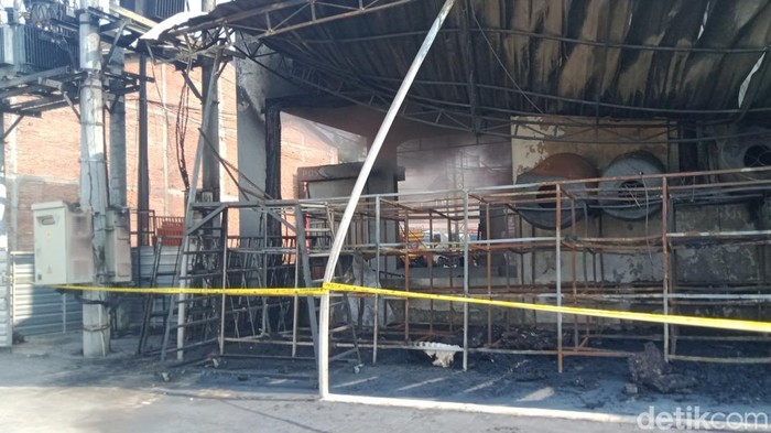 Penampakan Trans Home di Jalan Jogja-Solo, Sleman, yang terbakar hebat pada Jumat (2/10/2026).