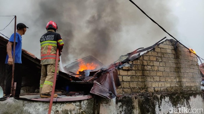 Kebakaran dua rumah di Kelurahan Menteng, Kecamatan Bogor Barat, Kota Bogor. (Rizky Adha Mahendra/detikcom)