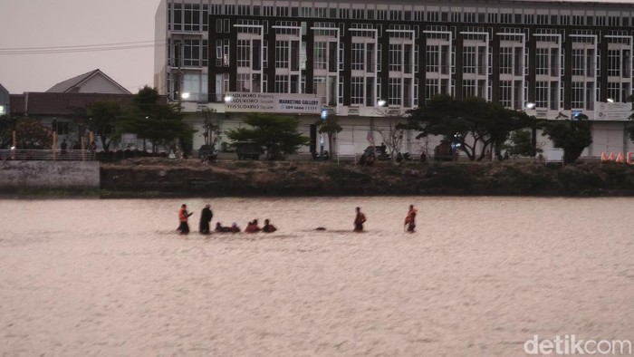 Tim Basarnas saat mencari dua anak tenggelam di Banjir Kanal Barat, Kecamatan Semarang Utara, Kota Semarang, Sabtu (3/10/2026).