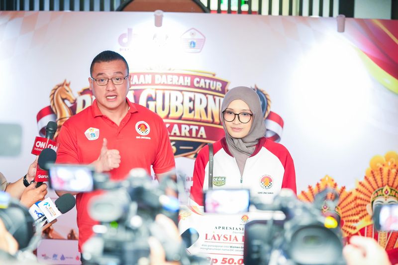 Ketua Umum Percasi (Persatuan Catur Seluruh Indonesia) Hardiyanto Kenneth Sedang Mengenalkan Kepada Awak Media Atlit Catur DKI Jakarta Laysa Latifah Yang Baru Saja Meraih Gelar Woman Grand Master (WGM). Foto. Dok: Percasi DKI Jakarta.