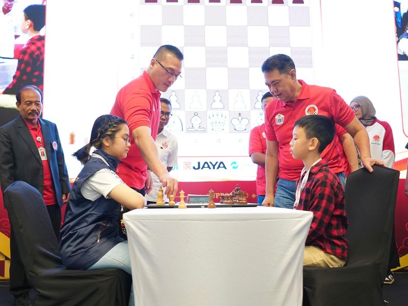 Ketua Umum Percasi (Persatuan Catur Seluruh Indonesia) Hardiyanto Kenneth Sedang Mengenalkan Kepada Awak Media Atlit Catur DKI Jakarta Laysa Latifah Yang Baru Saja Meraih Gelar Woman Grand Master (WGM). Foto. Dok: Percasi DKI Jakarta.