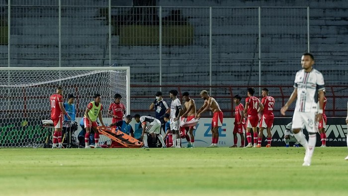 Kiper de Red FC, Dimas Galih, saat mendapatkan pertolongan di lapangan