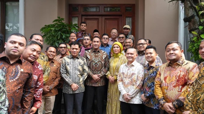 Komisi III DPR Berkunjung ke Rumah Kapolri