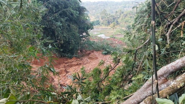 Kondisi longsor yang menutup jalan Kabupaten di Ciamis.