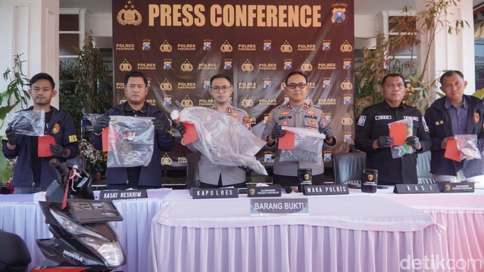 Konferensi pers pembunuhan pelajar SMK di Pasuruan