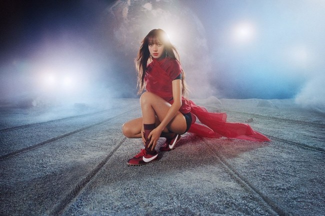 Dalam visual kampanyenya, bintang K-Pop asal Thailand ini tampil mengenakan Nike Moon Shoe warna merah, dengan latar belakang pendaratan di Bulan. Foto: Dok. Nike