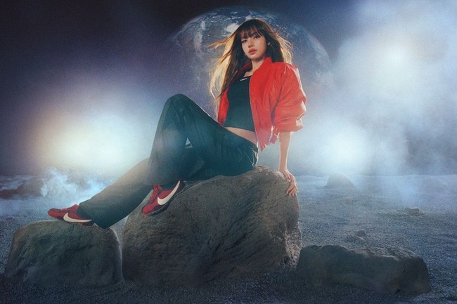 Pelantun lagu ‘SaWaDiKa’ ini juga memberi sentuhan edgy dengan memadukan jaket bomber, crop top dan trainer. Pesona Lisa makin terpancar dengan makeup natural bernuansa pink-peach dan rambut panjang yang digerai lurus alami. Foto: Dok. Nike