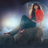 Pelantun lagu ‘SaWaDiKa’ ini juga memberi sentuhan edgy dengan memadukan jaket bomber, crop top dan trainer. Pesona Lisa makin terpancar dengan makeup natural bernuansa pink-peach dan rambut panjang yang digerai lurus alami. Foto: Dok. Nike