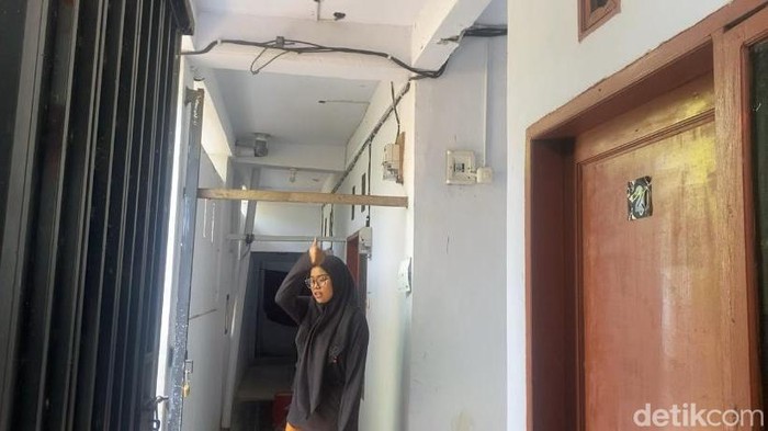 Mahasiswi menjadi korban pengancaman dan perampasan HP di kosan Makassar.