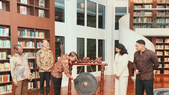 Menteri Kebudayaan RI (Menbud) Fadli Zon membuka pameran There Was Something Here Before