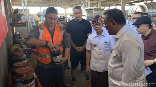 Menteri LH Jumhur Hidayat meninjau minyak dan briket yang dihasilkan mesin pengolah sampah pirolisis di TOSS Center, Klungkung, Bali, Sabtu (3/10/2026). (Fatih Kudus Jaelani/detikBali).
