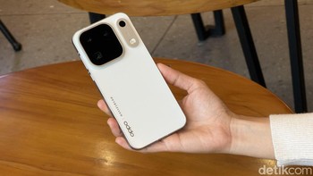 Tiga kamera belakang Oppo Find X10 Pro Max masing-masing beresolusi 200 MP, terdiri dari kamera utama, ultrawide, dan periskop. Oppo kembali membawa sentuhan Hasselblad pada Find X10 Pro Max, termasuk dukungan aksesori teleconverter untuk kemampuan zoom lebih jauh. Foto: Adi FR/detikINET