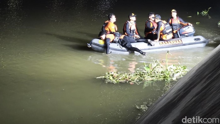 Pencarian bocah hilang di Banjir Kanal Barat Semarang, Sabtu (3/10/2026) malam.