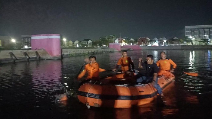 Tim SAR saat mengevakuasi jenazah bocah yang tenggelam di Banjir Kanal Barat Semarang, Sabtu (3/10/2026) malam.