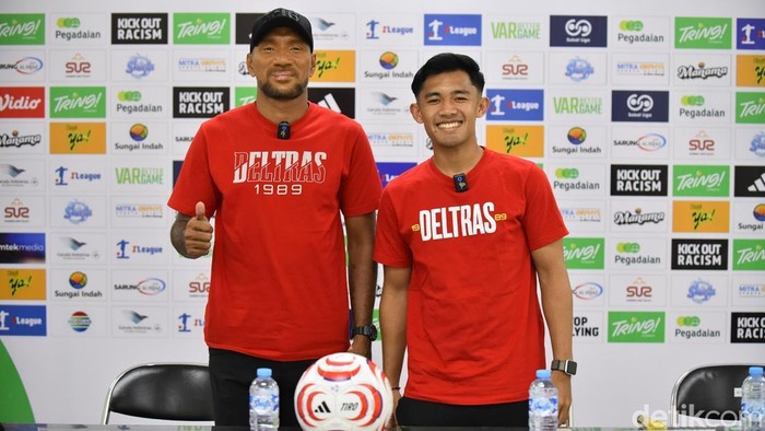 Pelatih Deltras FC Leonard Tupamahu bersama Krisna Ananta