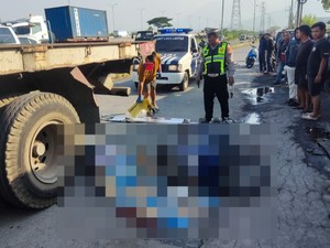 Gagal Salip Truk, Pemotor 19 tahun Tewas Terlindas di Porong Sidoarjo
