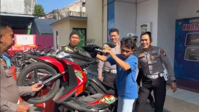 Pemotor yang melakukan freestyle di jalan raya Makassar dikenakan sanksi tilang.