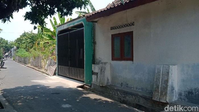 Penampakan rumah di Desa Palar, Kecamatan Trucuk sepi setelah penggeledahan dari Densus 88 Antiteror. Foto diambil Sabtu (3/10/2026).