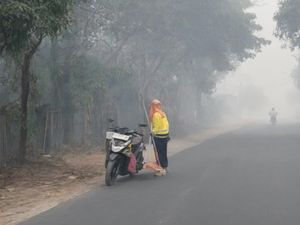 Petugas Kebersihan Kobar Tetap Kerja Walau Asap Karhutla Sesakkan Dada