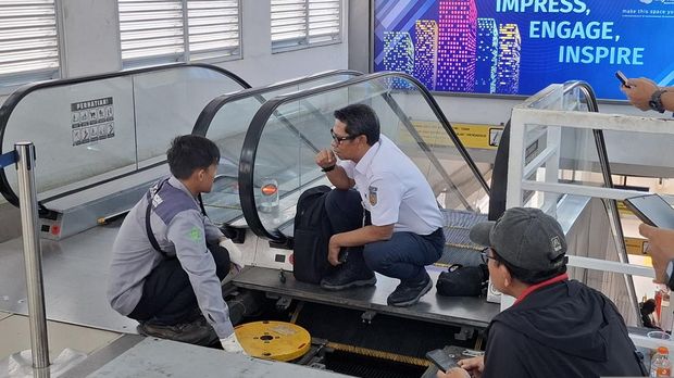 Petugas memperbaiki eskalator di Stasiun Duri yang gangguan hingga membuat 12 orang luka. (Belia/detikcom)
