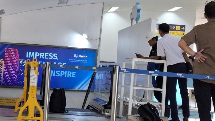 Petugas memperbaiki eskalator di Stasiun Duri yang gangguan hingga membuat 12 orang luka. (Belia/detikcom)