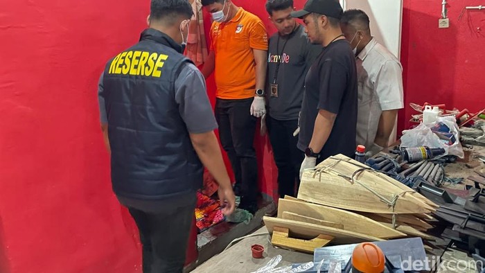 Polisi olah TKP wanita bacok tunangan di Gresik hingga tewas