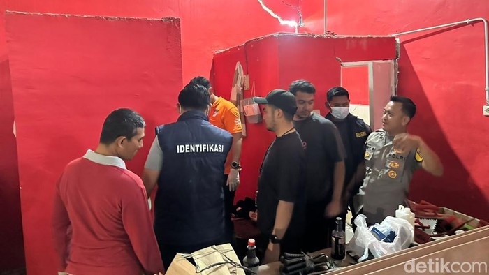 Polisi olah TKP wanita bacok tunangan di Gresik hingga tewas