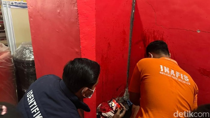 Polisi olah TKP wanita bacok tunangan di Gresik hingga tewas