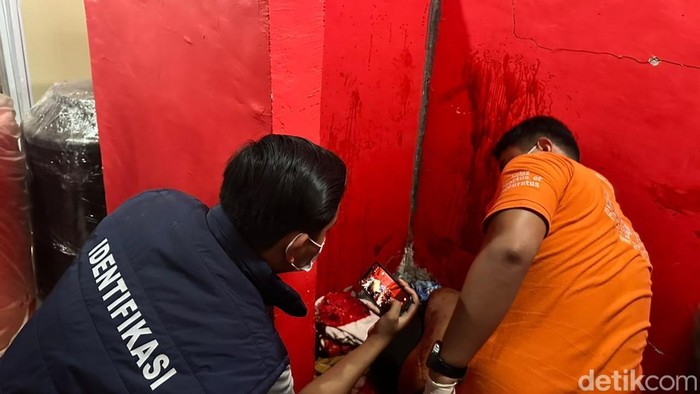Polisi olah TKP wanita bacok tunangan di Gresik hingga tewas