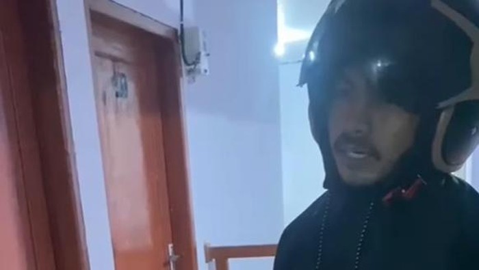 Pria berhelm menodongkan pisau ke mahasiswa saat merampas HP di kosan Makassar.